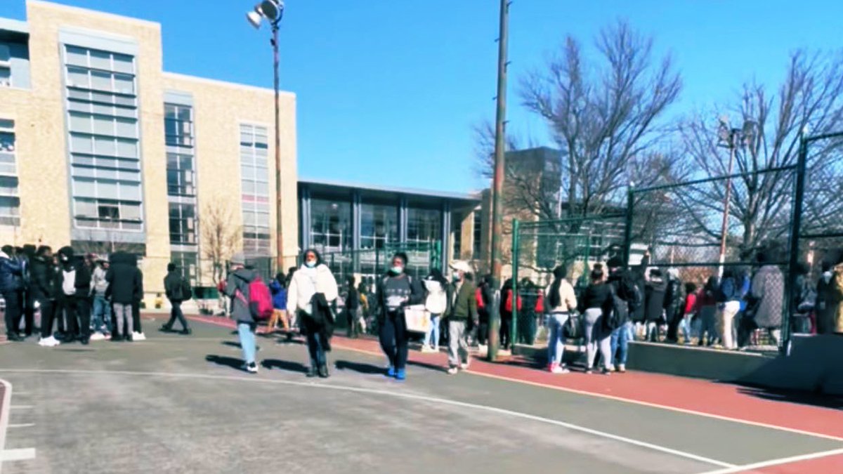 Several buildings evacuating following bomb threats in Washington DC Police are working to evacuate several buildings in the city, including public and charter schools. The bomb threats were reportedly called in to personnel