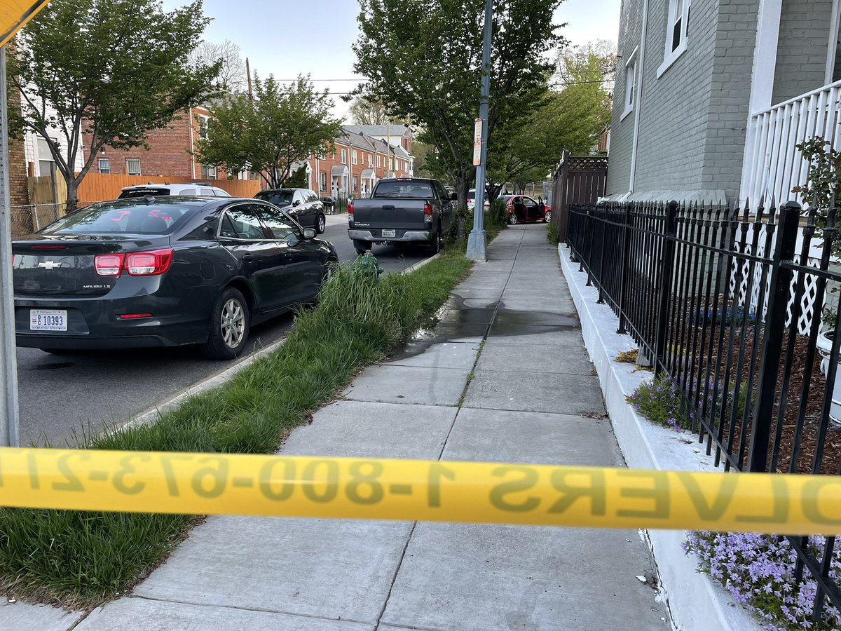 @DCPoliceDept is on scene at 18th Place NE & M St NE after a carjacking led to a police chase.  Police say it involves multiple people. Appears to have ended here as officers investigate this car/area