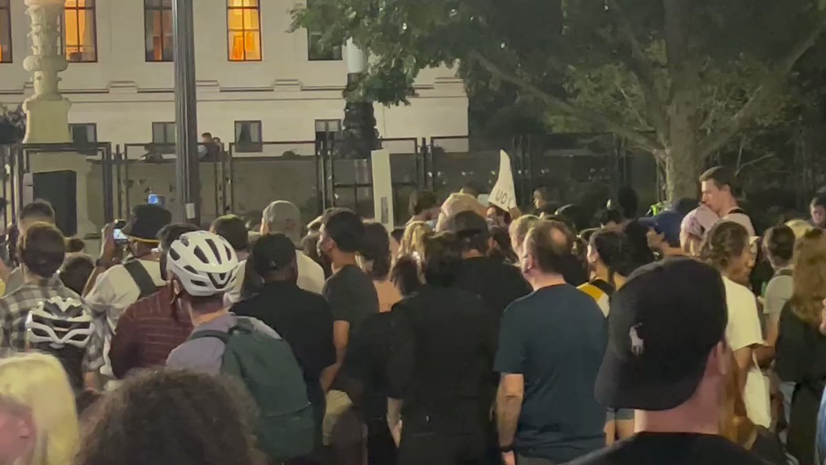 .@DCPoliceDept is now on the scene on bicycles — the crowd, more spread out. Speakers continue to share written word and lead chants