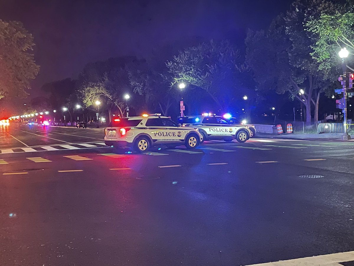 @SecretService on scene of shots fired on Constitution Ave between 15th & 17th St NW near @WhiteHouse