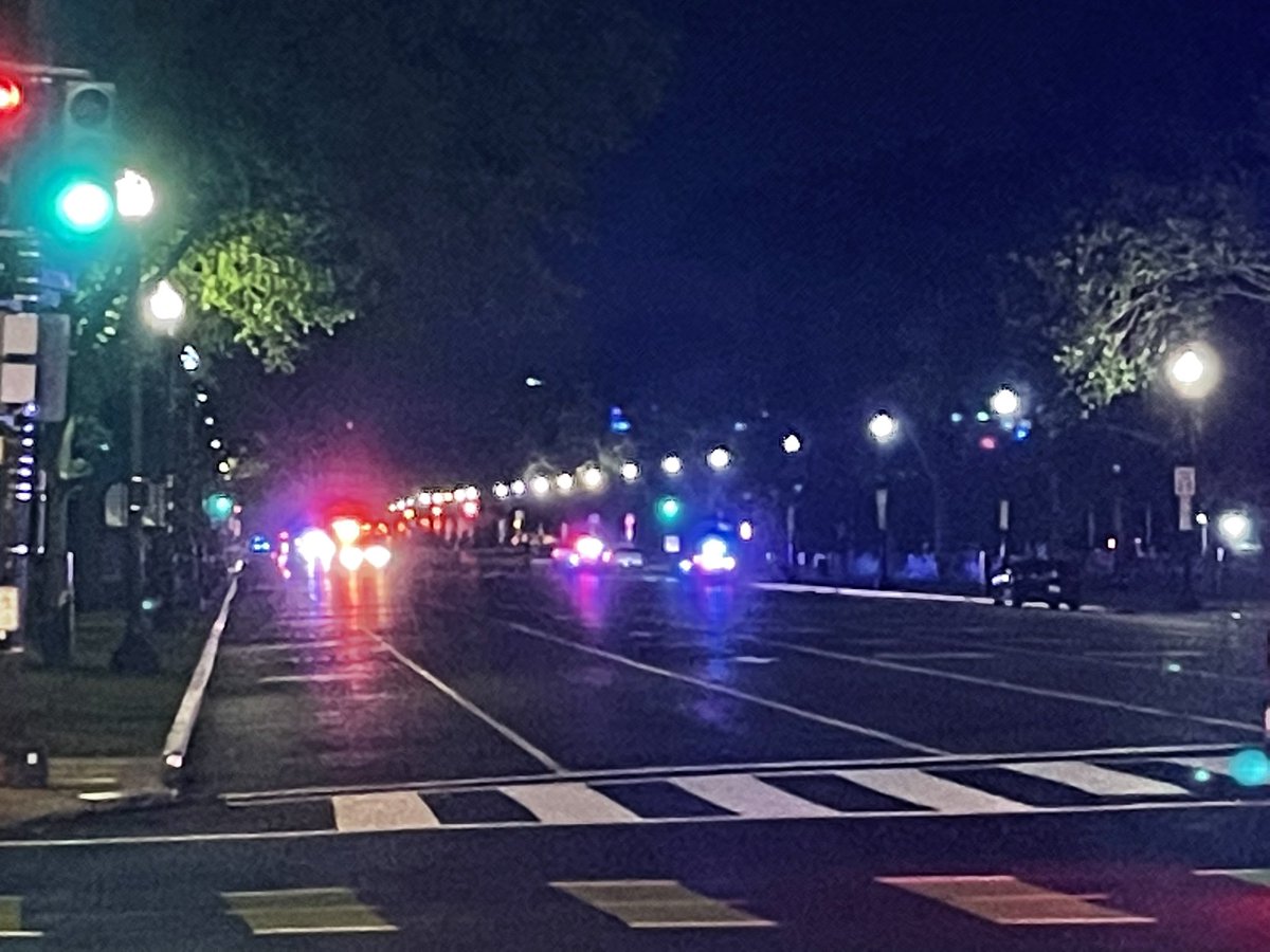 @SecretService on scene of shots fired on Constitution Ave between 15th & 17th St NW near @WhiteHouse