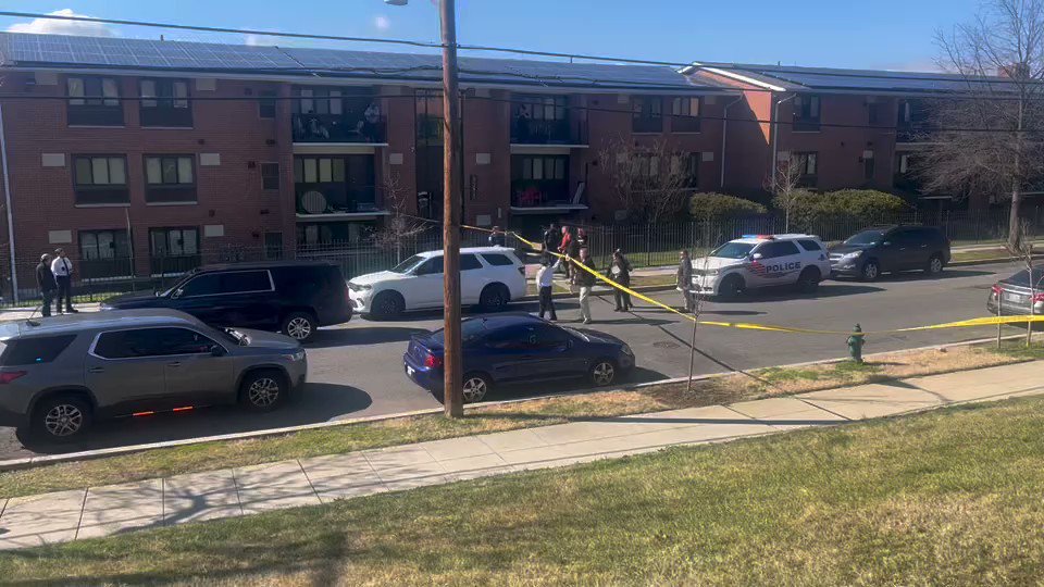 @DCPoliceDept  and @USMarshalsHQ are on the scene of an officer involved shooting incident on the 4300 block of 3rd St SE