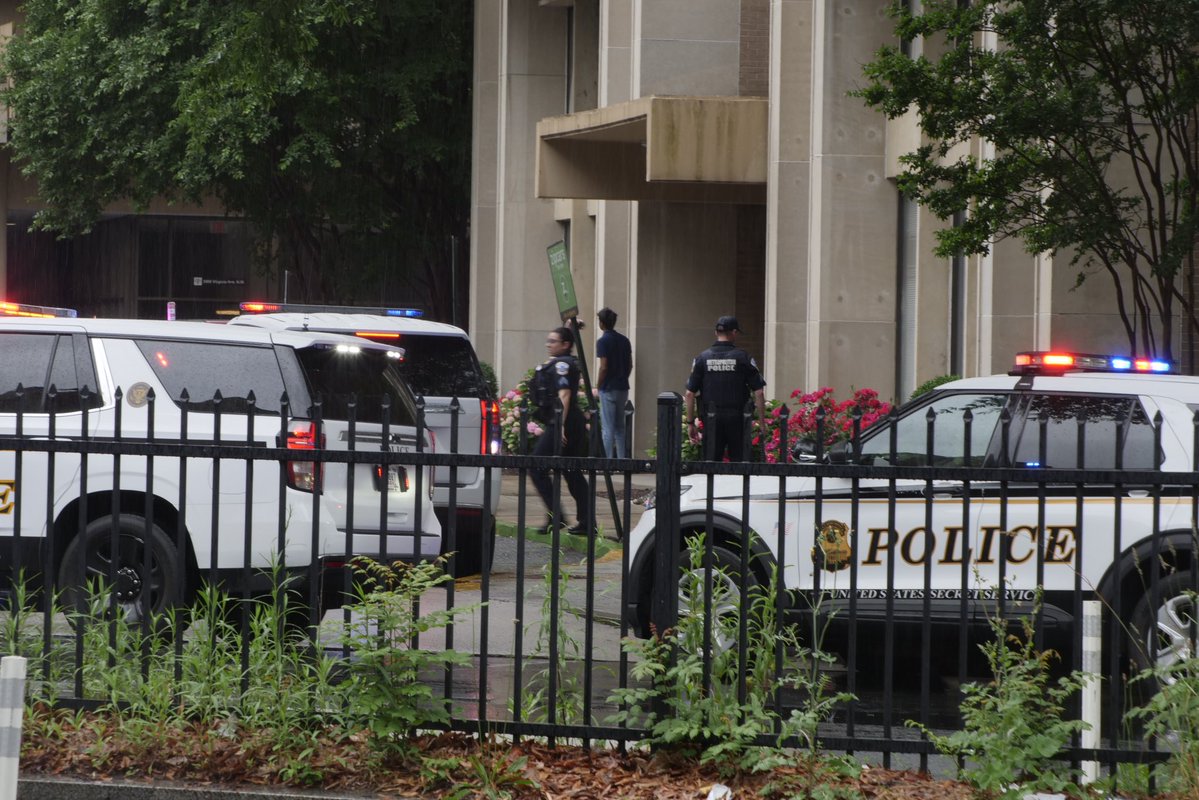 Police-involved shooting on the 2400 block of Virginia Ave NW in Foggy Bottom DC, leaving both a police officer and an adult male injured. Large USSS and MPD presence on scene&hellip; this is all during GWU&rsquo;s Commencement weekend.Washington, D.C. - Developing, MPD reports 4 gunshots were fired on the corner of 24th street NW and Virginia Ave NW. One non-life-threatening injury at approximately
