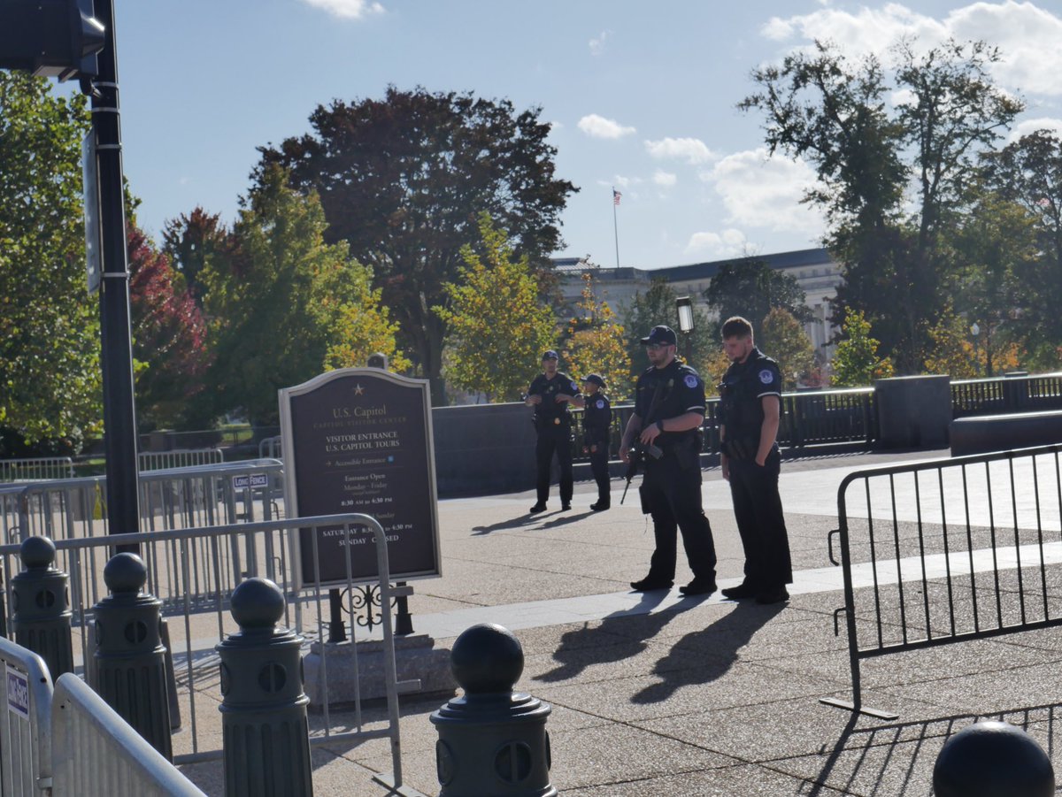 @CapitolPolice officers just arrested a man who was stopped during the screening process at the Capitol Visitor Center (CVC). The man smelled like fuel, had a torch & a flare gun.