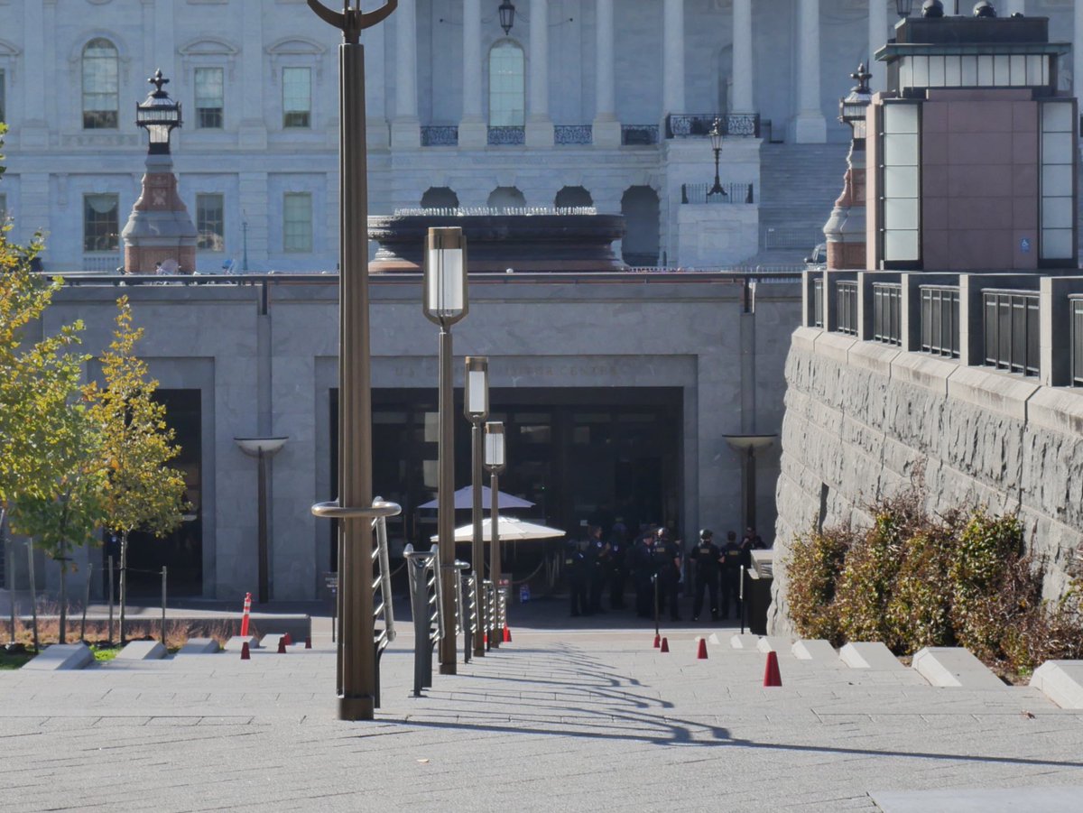 @CapitolPolice officers just arrested a man who was stopped during the screening process at the Capitol Visitor Center (CVC). The man smelled like fuel, had a torch & a flare gun.