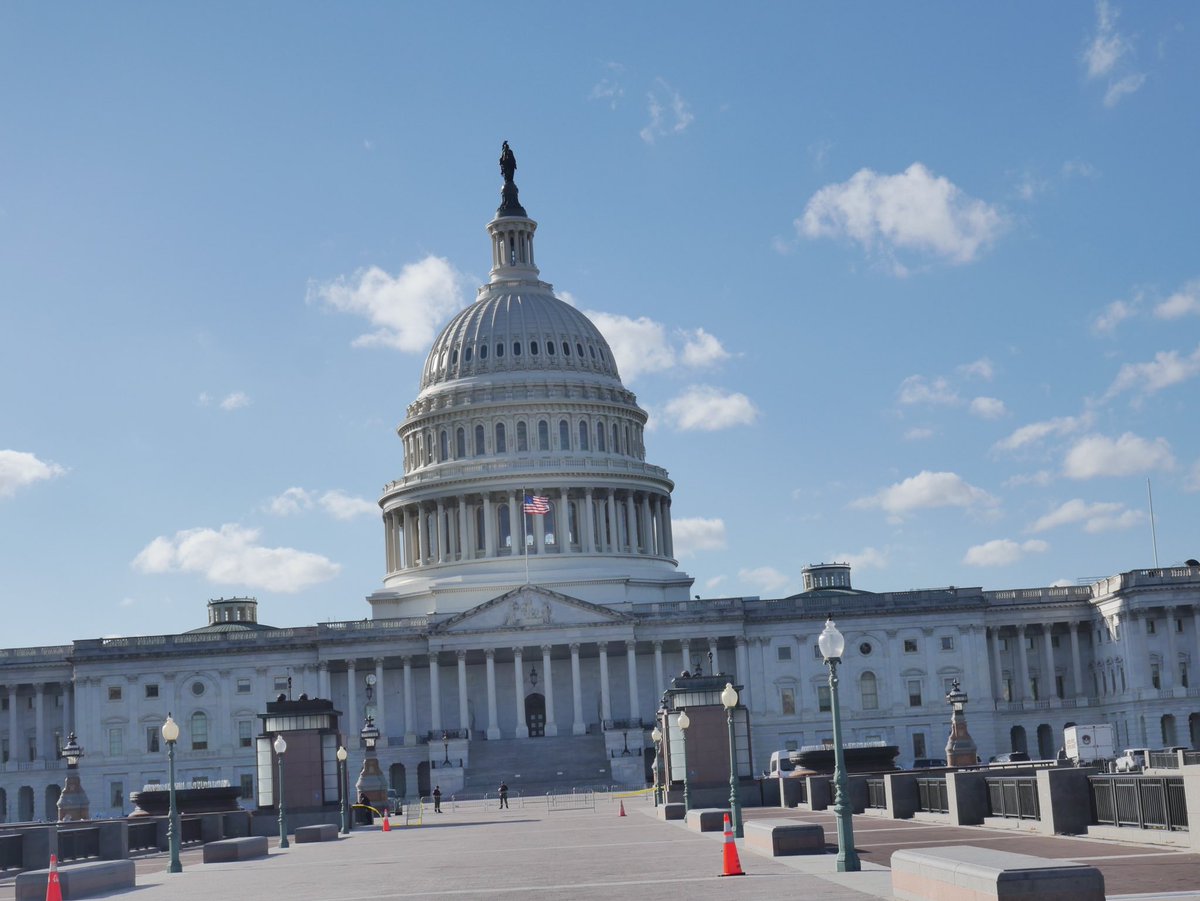 @CapitolPolice officers just arrested a man who was stopped during the screening process at the Capitol Visitor Center (CVC). The man smelled like fuel, had a torch & a flare gun.