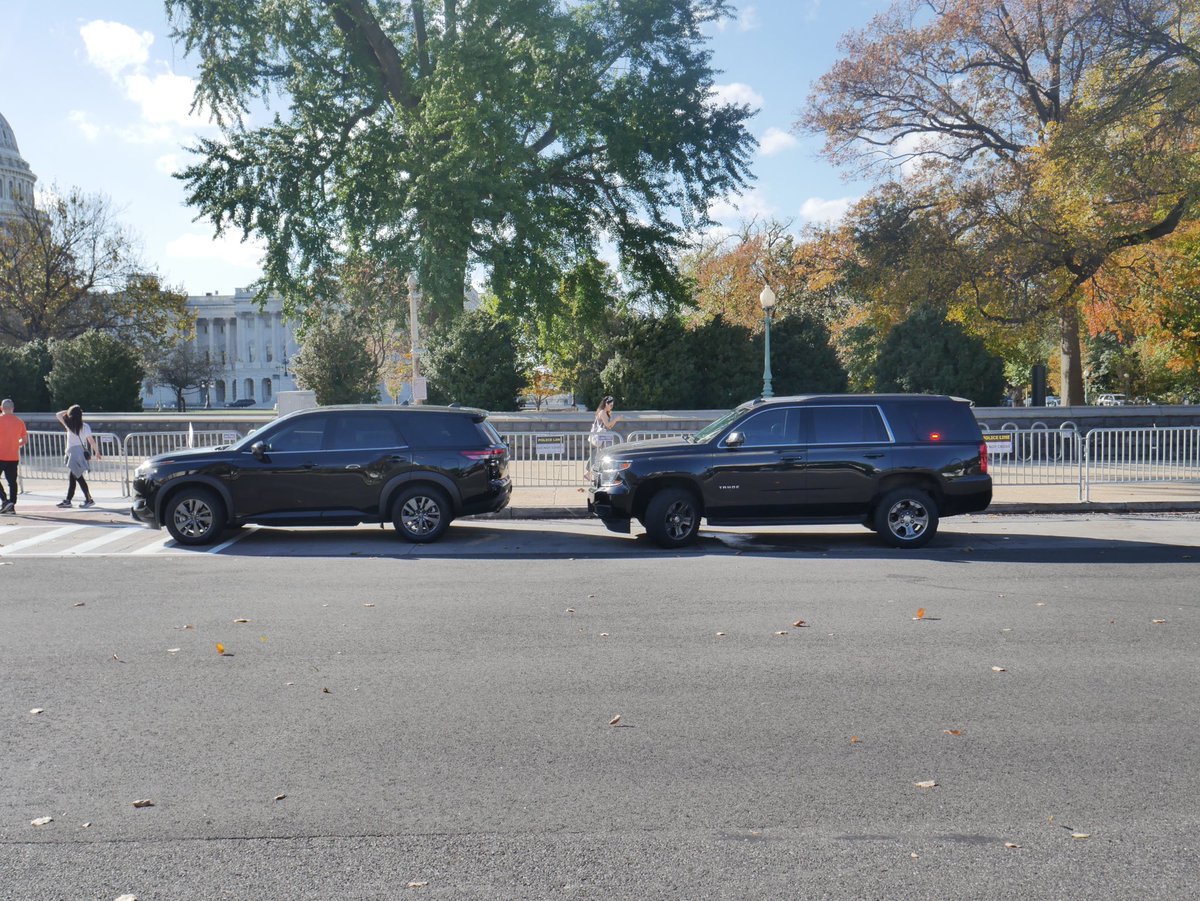 @CapitolPolice officers just arrested a man who was stopped during the screening process at the Capitol Visitor Center (CVC). The man smelled like fuel, had a torch & a flare gun.